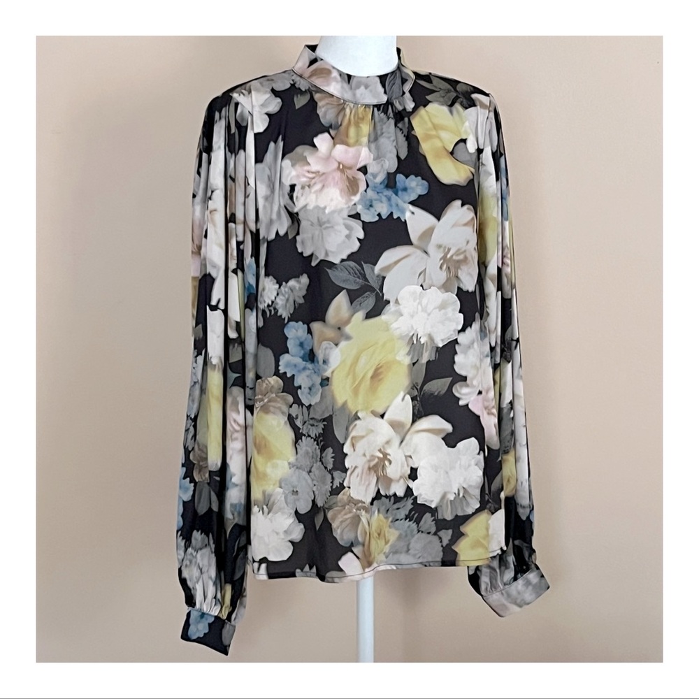 🤍 Beautiful Vici Floral High Neck Blouse || Size Medium